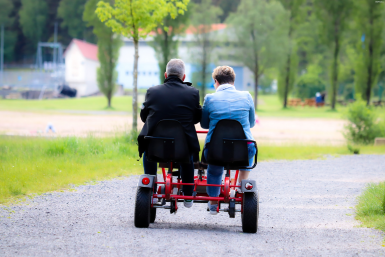 Das Beste am Älterwerden: Sprüche und Zitate Das Beste am Älterwerden – älteres Paar genießt eine entspannte Radtour