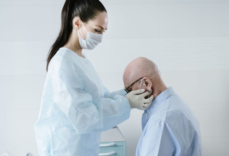 Plötzlich eine Delle im Kopf? Ursachen, Diagnose und Behandlung Delle im Kopf – Ärztin untersucht den Kopf eines älteren Mannes
