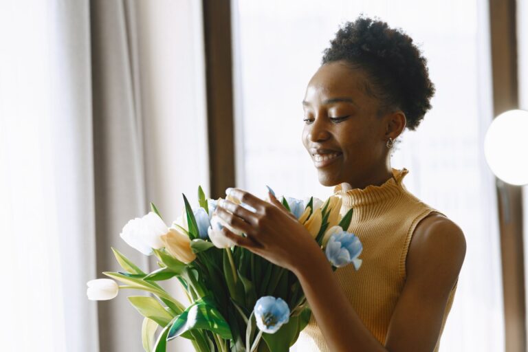 Genesungswünsche für Freunde: Schöne Sprüche und liebevolle Worte Genesungswünsche für Freunde – Frau freut sich über einen Blumenstrauß