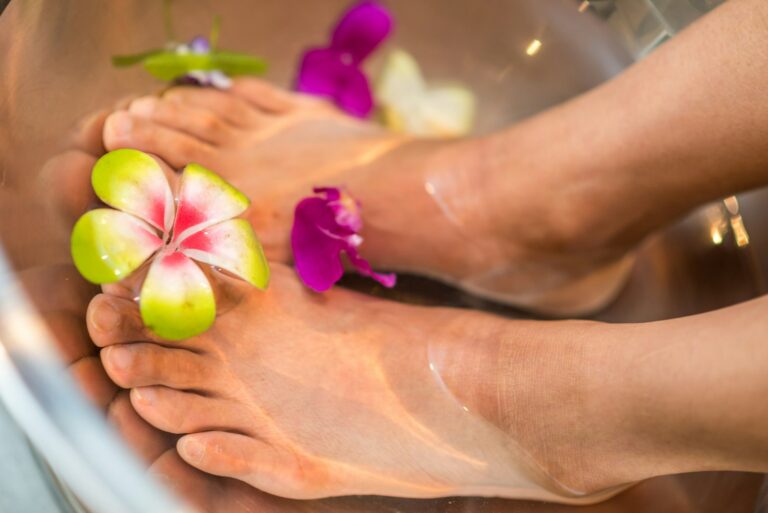 Gesunde Füße im Alter – entspannendes Fußbad mit Blüten